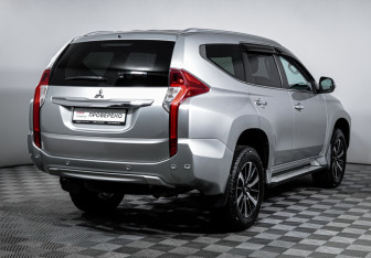 Подержанный автомобиль Mitsubishi Pajero Sport 2017 года (5 фото)