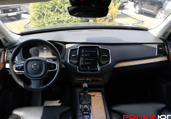Подержанный автомобиль Volvo XC90 2021 года (11 фото)