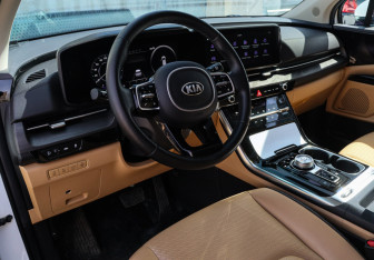 Подержанный автомобиль Kia Carnival 2021 года (18 фото)