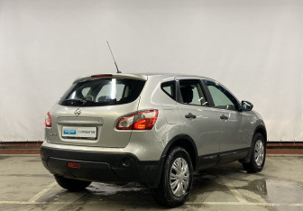 Подержанный автомобиль Nissan Qashqai 2012 года (5 фото)