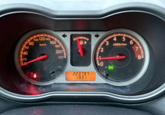 Подержанный автомобиль Nissan Note 2007 года (17 фото)