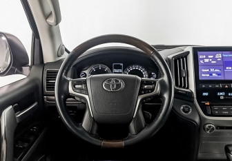 Подержанный автомобиль Toyota Land Cruiser Suv 2017 года (23 фото)