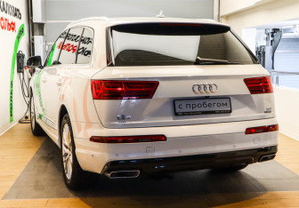 Подержанный автомобиль Audi Q7 2016 года (6 фото)