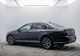 Подержанный автомобиль Volkswagen Passat Sedan 2017 года (7 фото)