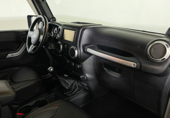 Подержанный автомобиль Jeep Wrangler 2013 года (9 фото)