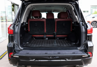 Подержанный автомобиль Lexus LX 2016 года (10 фото)