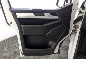 Подержанный автомобиль Volkswagen Multivan 2015 года (19 фото)