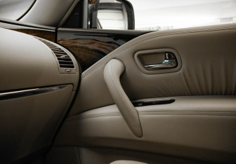 Подержанный автомобиль Infiniti QX56 2012 года (25 фото)