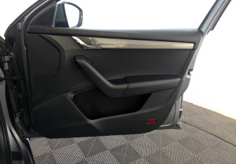 Подержанный автомобиль Skoda Octavia Liftback 2018 года (23 фото)