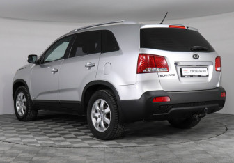 Подержанный автомобиль Kia Sorento 2012 года (7 фото)