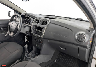 Подержанный автомобиль Renault Sandero 2017 года (19 фото)