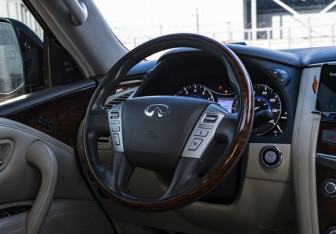 Подержанный автомобиль Infiniti QX80 2017 года (10 фото)