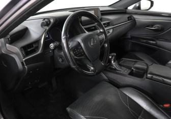 Подержанный автомобиль Lexus ES 2019 года (9 фото)