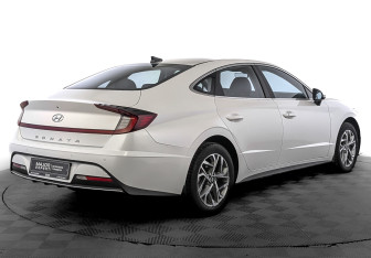Подержанный автомобиль Hyundai Sonata 2020 года (5 фото)