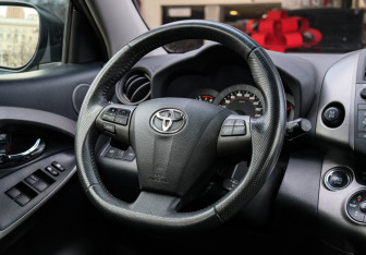 Подержанный автомобиль Toyota RAV4 2012 года (11 фото)
