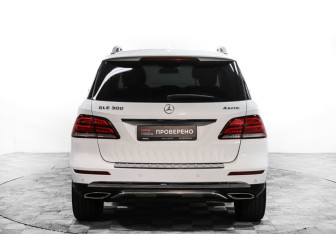 Подержанный автомобиль Mercedes-Benz GLE 2015 года (6 фото)