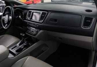 Подержанный автомобиль Kia Carnival 2018 года (7 фото)