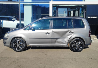Подержанный автомобиль Volkswagen Touran 2008 года (8 фото)