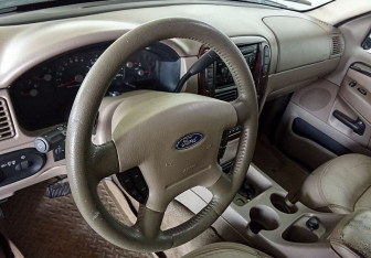 Подержанный автомобиль Ford Explorer 2003 года (12 фото)