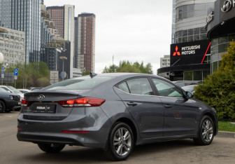 Подержанный автомобиль Hyundai Elantra Sedan 2017 года (4 фото)