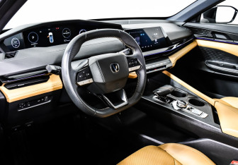 Подержанный автомобиль Changan UNI-V 2022 года (13 фото)