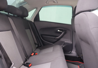 Подержанный автомобиль Volkswagen Polo Sedan 2013 года (19 фото)