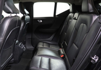 Подержанный автомобиль Volvo XC40 2019 года (10 фото)