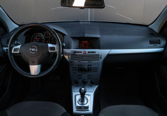 Подержанный автомобиль Opel Astra Hatchback 2011 года (9 фото)