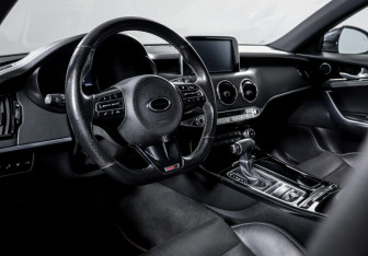Подержанный автомобиль Kia Stinger 2018 года (14 фото)