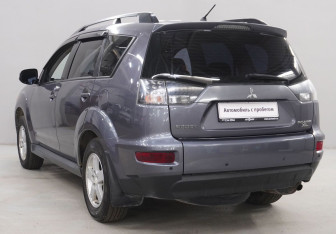 Подержанный автомобиль Mitsubishi Outlander 2011 года (7 фото)
