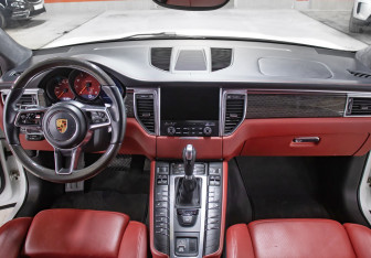 Подержанный автомобиль Porsche Macan 2017 года (14 фото)