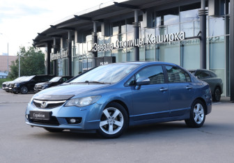 Подержанный автомобиль Honda Civic Sedan 2011 года (17 фото)