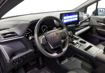 Подержанный автомобиль Toyota Sienna 2025 года (15 фото)