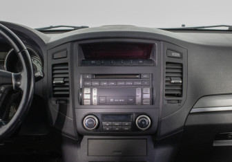 Подержанный автомобиль Mitsubishi Pajero 2008 года (14 фото)