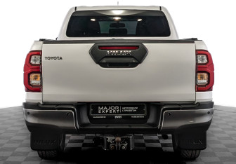 Подержанный автомобиль Toyota Hilux 2021 года (6 фото)