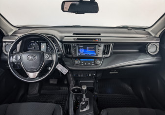 Подержанный автомобиль Toyota RAV4 2017 года (14 фото)