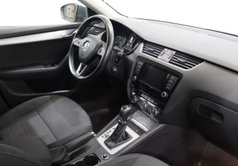 Подержанный автомобиль Skoda Octavia Liftback 2016 года (10 фото)