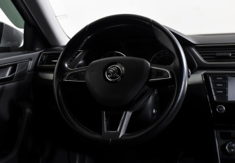 Подержанный автомобиль Skoda Superb Liftback 2016 года (25 фото)