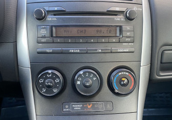 Подержанный автомобиль Toyota Auris Hatchback 2010 года (14 фото)