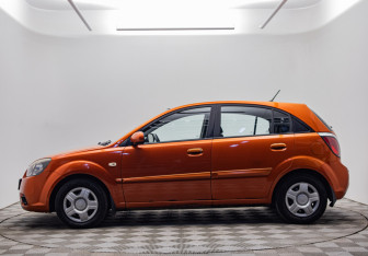 Подержанный автомобиль Kia Rio Hatchback 2010 года (8 фото)