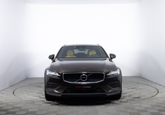 Подержанный автомобиль Volvo V60 Cross Country 2019 года (2 фото)