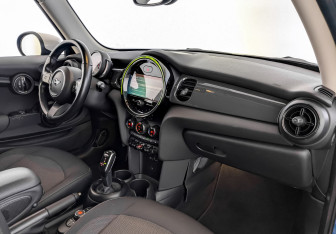 Подержанный автомобиль MINI Hatch 2021 года (11 фото)