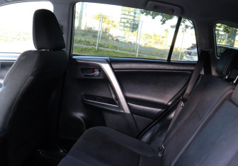 Подержанный автомобиль Toyota RAV4 2017 года (10 фото)