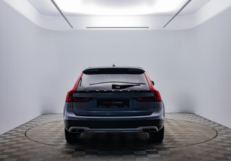 Подержанный автомобиль Volvo V90 Cross Country 2018 года (6 фото)