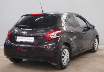 Подержанный автомобиль Peugeot 208 2013 года (5 фото)