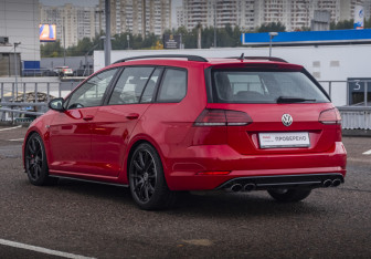 Подержанный автомобиль Volkswagen Golf R Wagon 2018 года (7 фото)