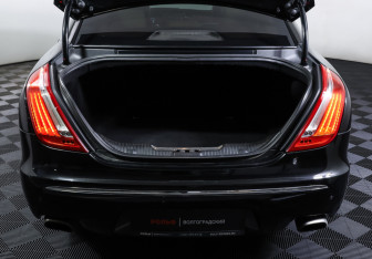 Подержанный автомобиль Jaguar XJ 2013 года (10 фото)