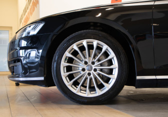 Подержанный автомобиль Audi A8 2018 года (37 фото)