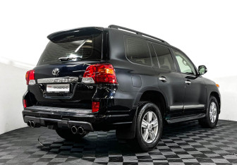 Подержанный автомобиль Toyota Land Cruiser Suv 2013 года (5 фото)