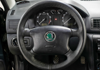 Подержанный автомобиль Skoda Octavia Wagon 2009 года (16 фото)